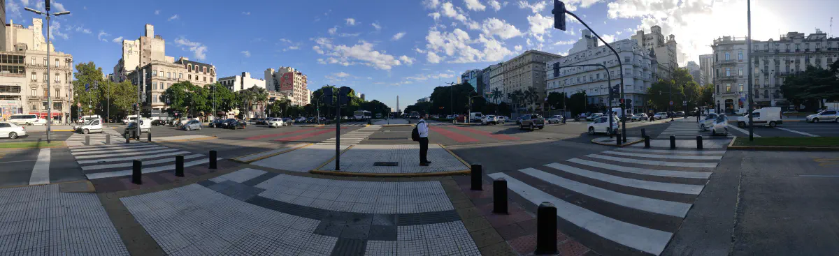 ブエノスアイレスの横断歩道で撮影したパノラマ