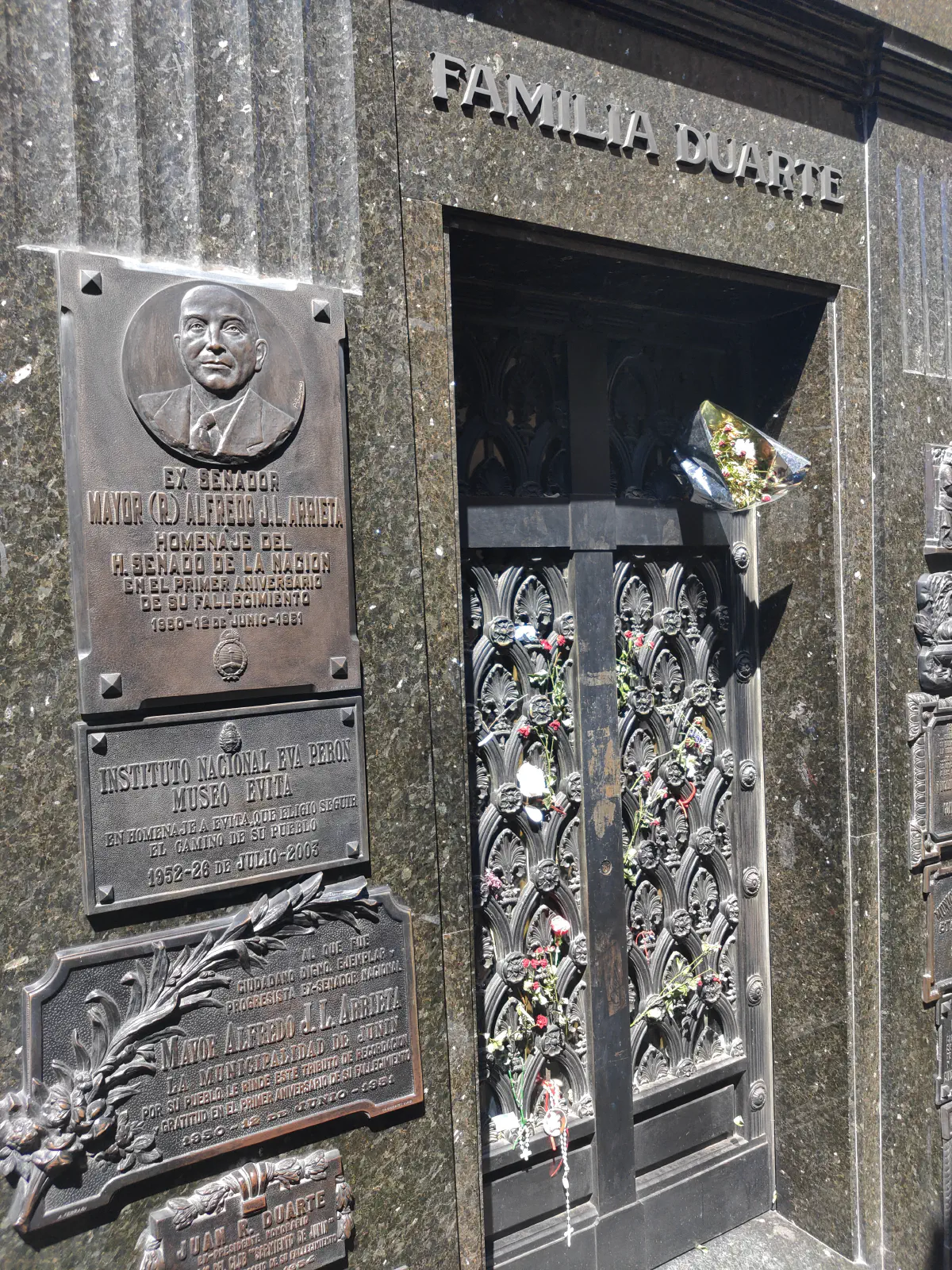 ブエノスアイレスのレコレータ墓地。エビータの墓