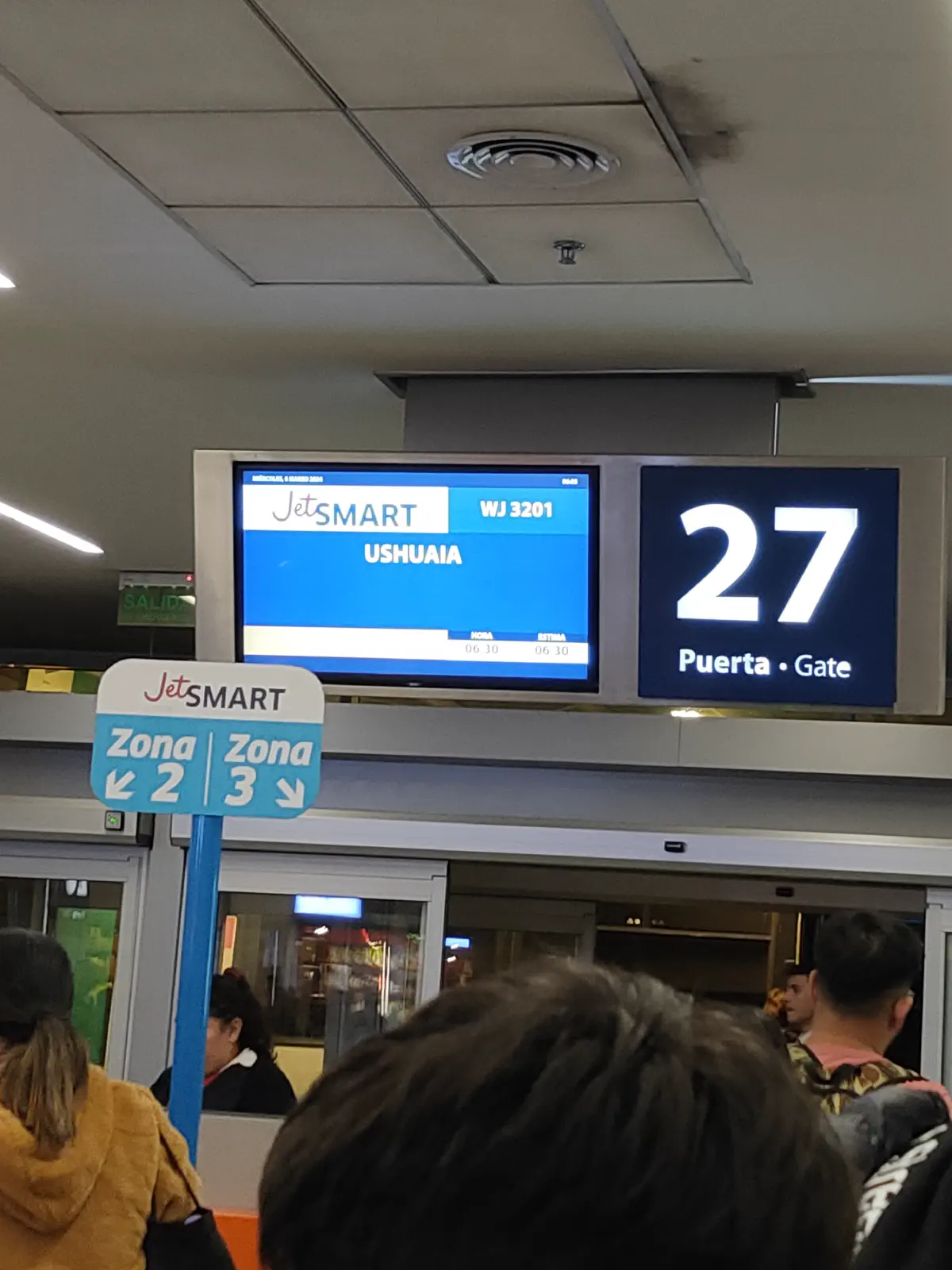 ブエノスアイレスのエセイサ国際空港でウシュアイア行きを待つ