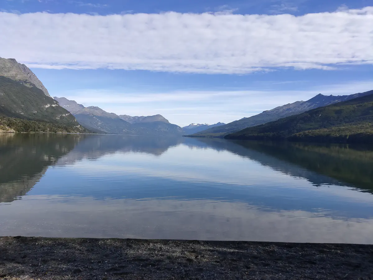 湖面に映るパタゴニアの山々