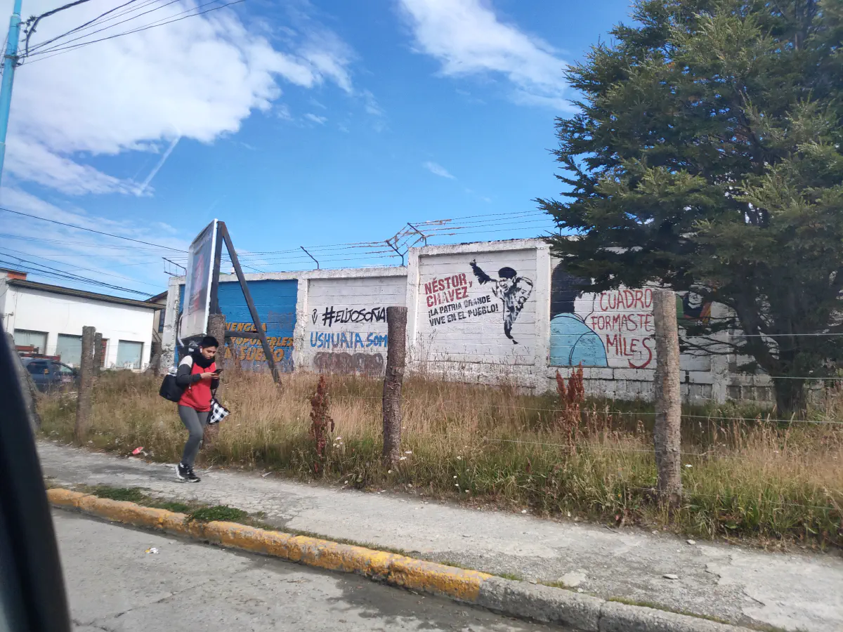 ウシュアイア空港に向かう道の落書き