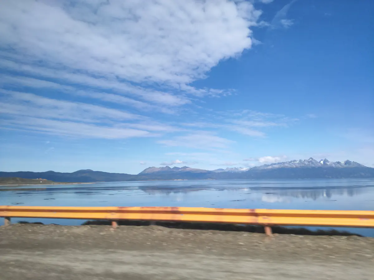 ウシュアイア空港に向かうUberでの車窓からの景色