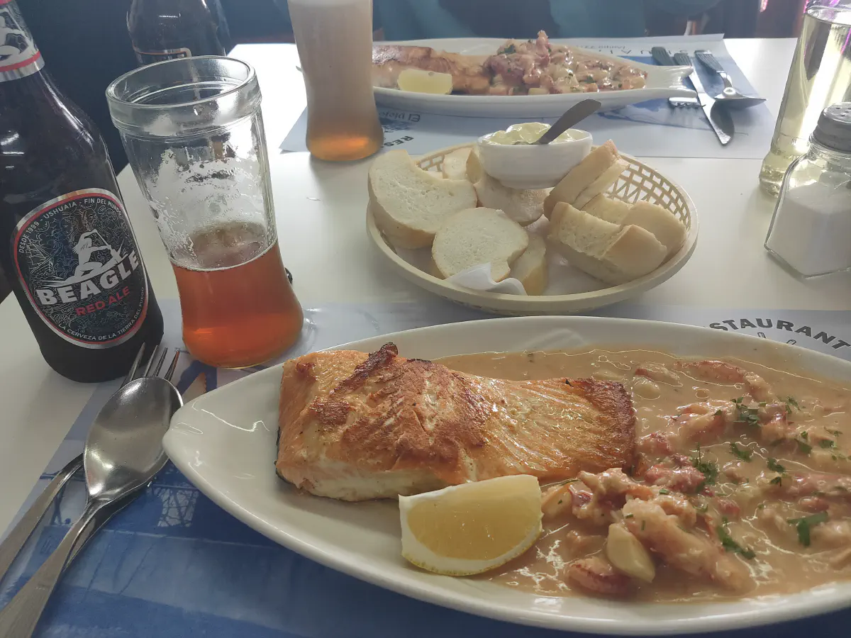 ウシュアイアの地ビールと鮭料理