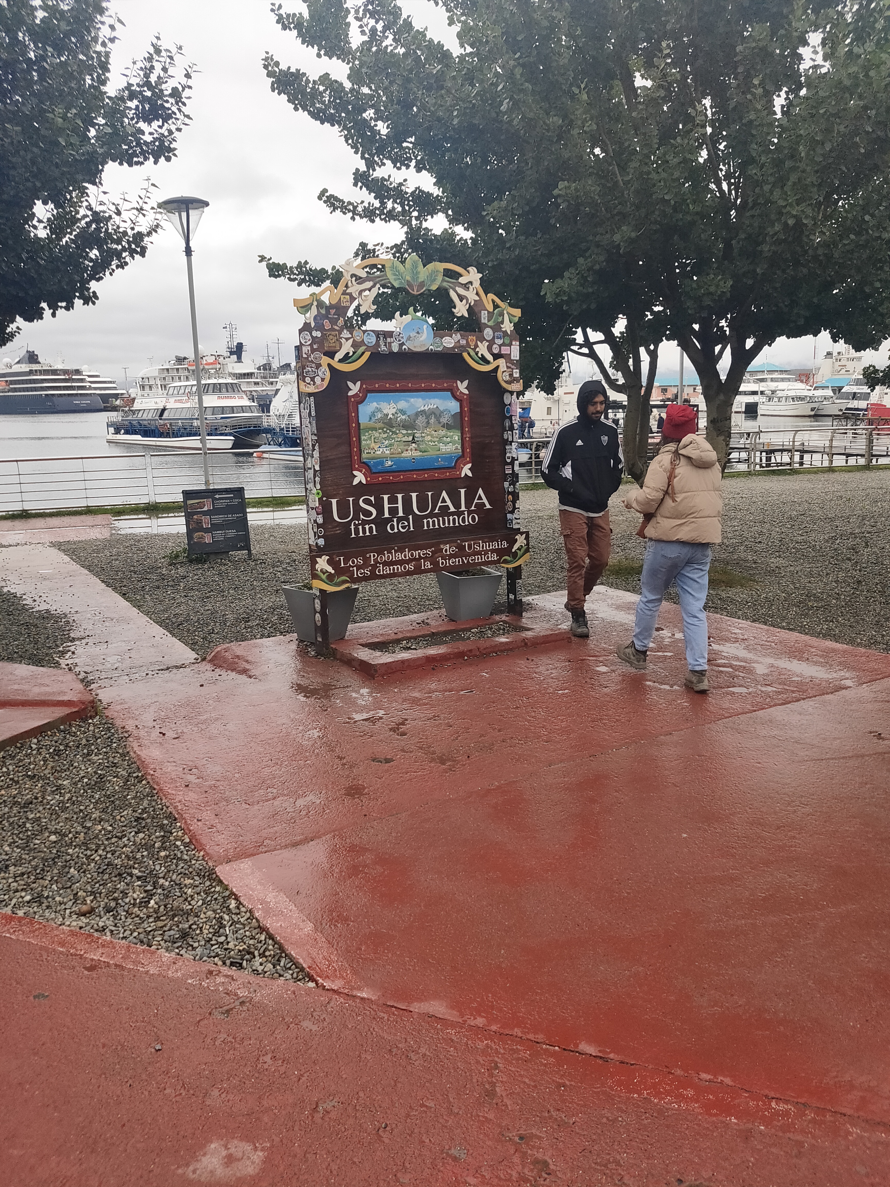 ウシュアイアが世界の最南端都市であることを示す看板