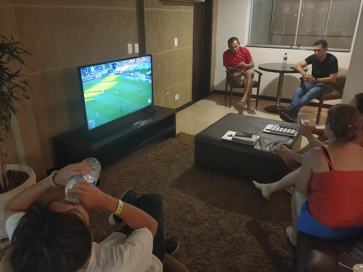 ホテルでサッカーを観戦するブラジル人