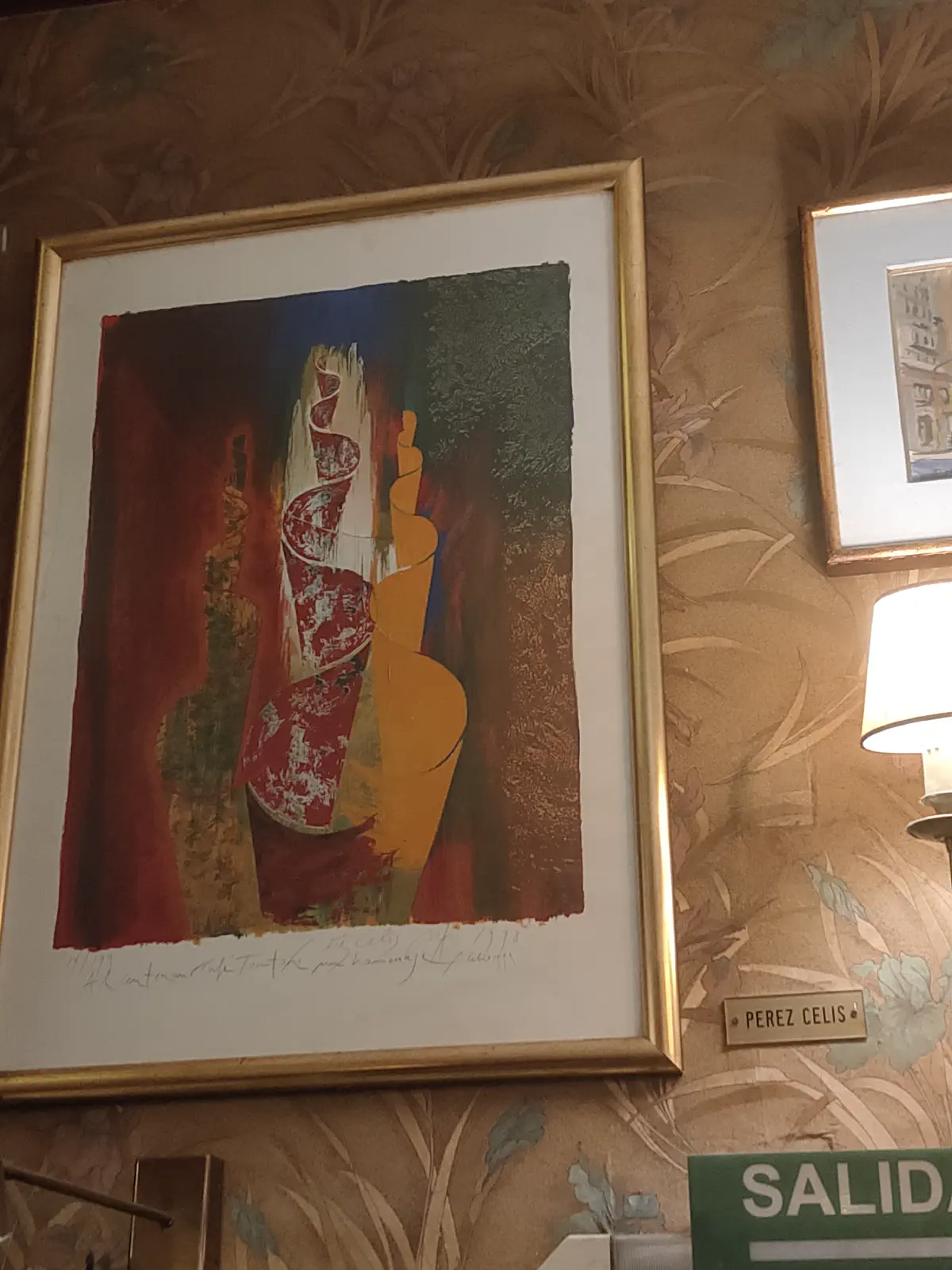 カフェ・トルトーニの壁に飾られたペレス・セリスのサイン入り抽象絵画