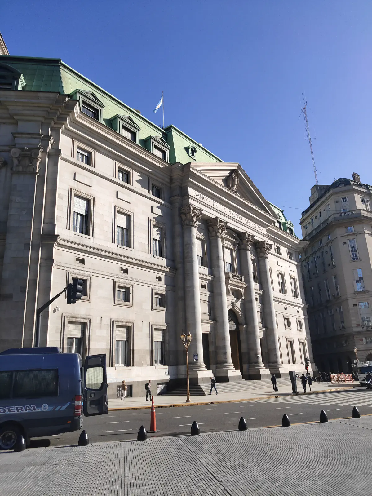 古典主義様式の列柱が並ぶアルゼンチン国立銀行の外観