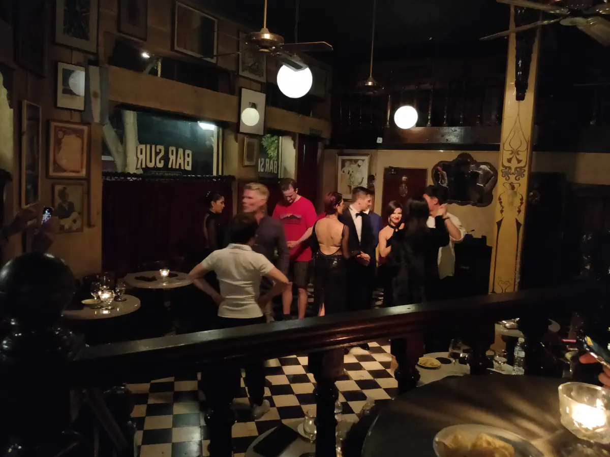 BAR SURの薄暗い店内でダンサーとともにタンゴを体験する観客たち