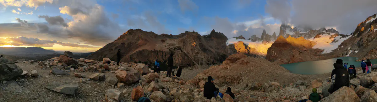 ラグナデロストレス湖と朝日を受けるフィッツロイのパノラマ、多くの登山者