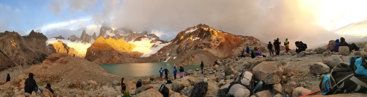 ラグナデロストレス湖とフィッツロイを望む登山者たちのパノラマ