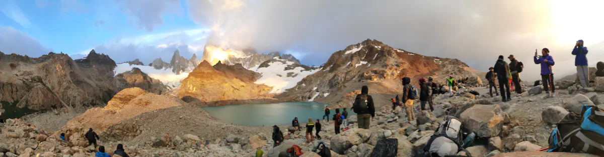 ラグナデロストレス湖畔に集まる大勢の登山者とフィッツロイのパノラマ