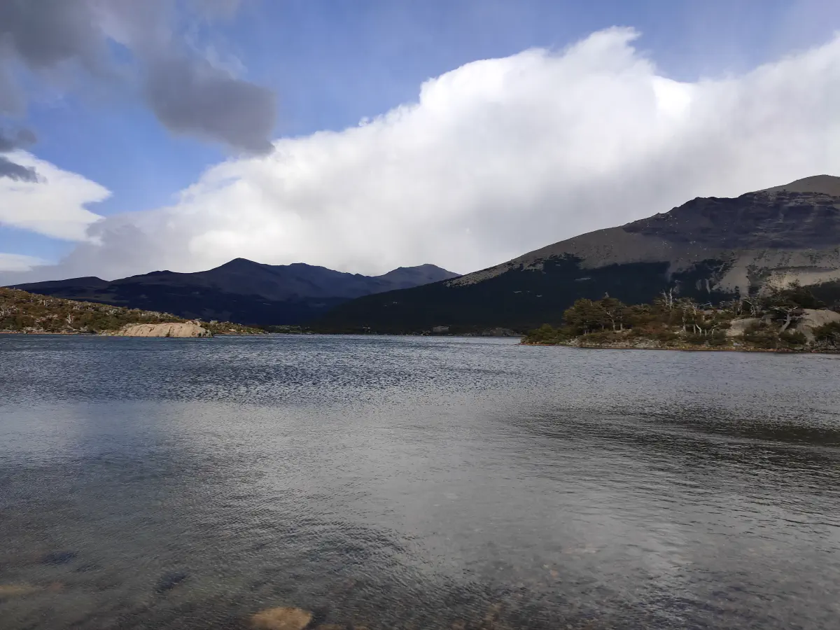 アルヘンティノ湖岸からの湖と山の眺め