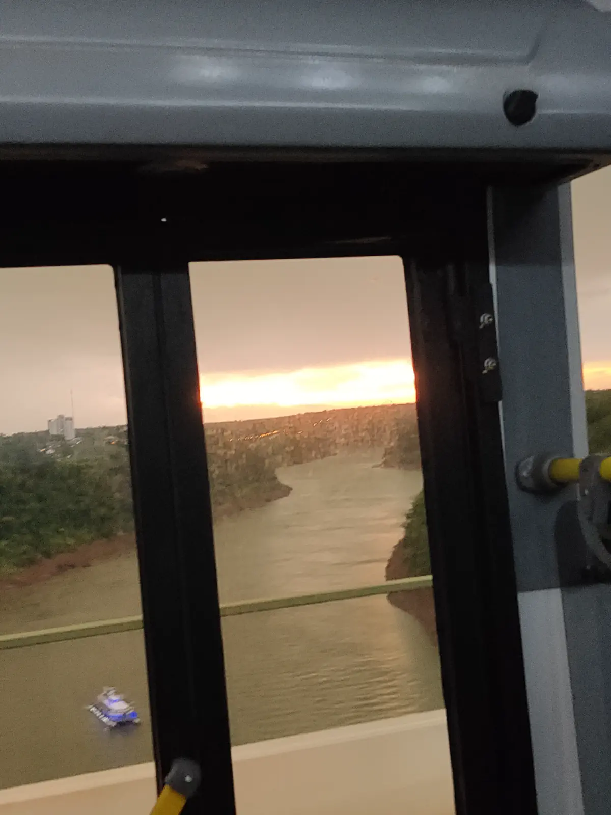 ブラジルとアルゼンチンの陸路国境を越えるバスの車窓