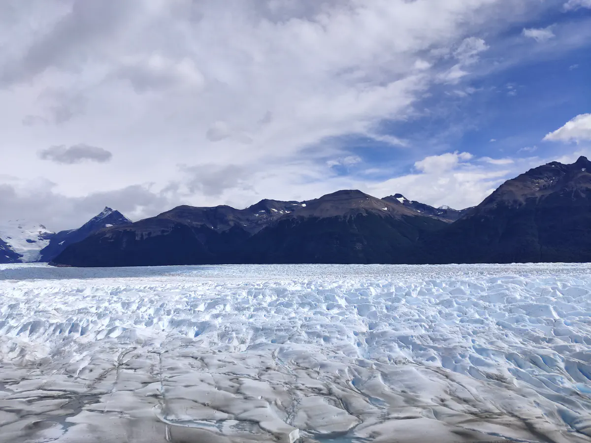 ペリトモレノ氷河の上に広がる青空