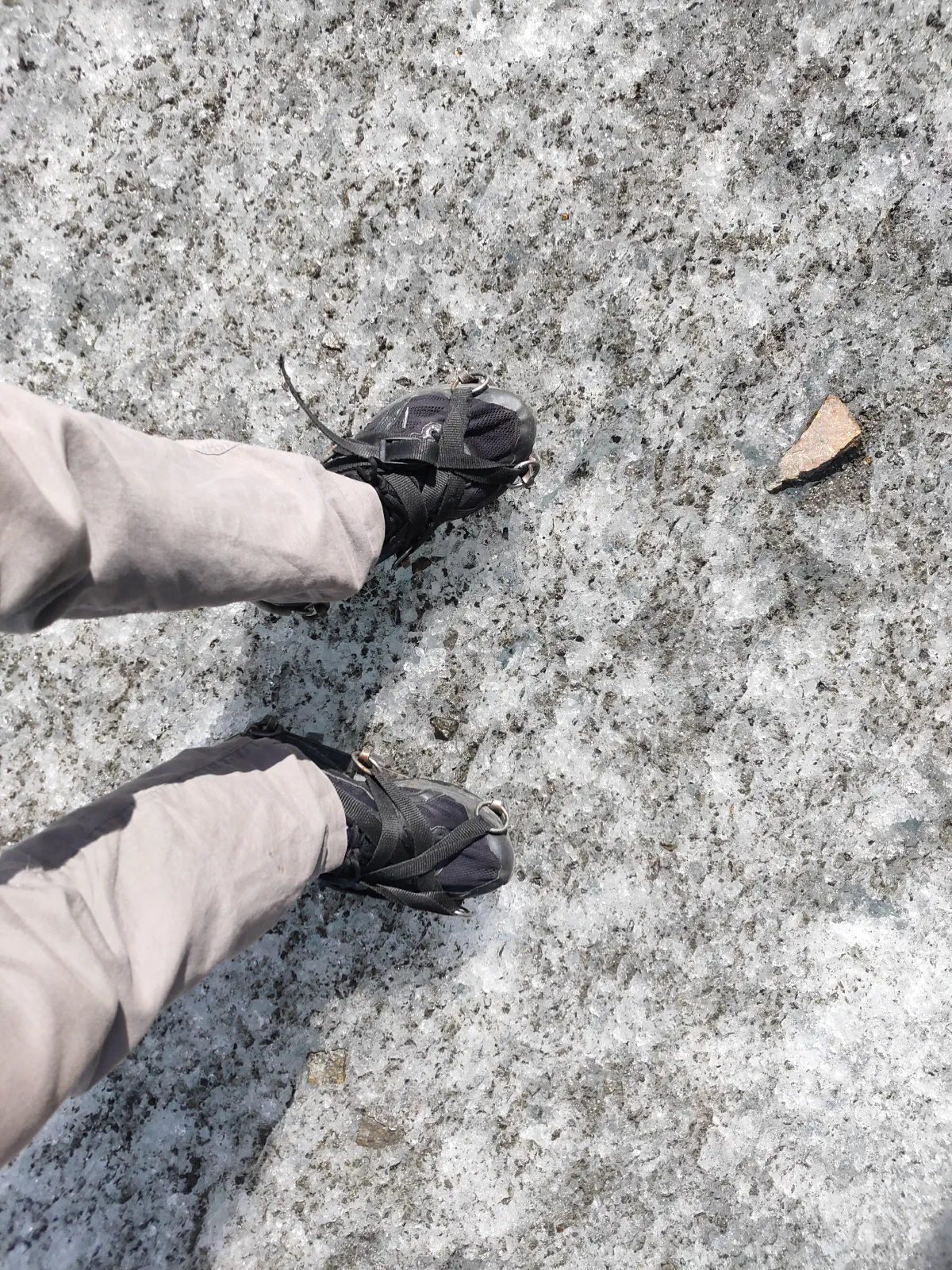 アイゼンを履いた足元