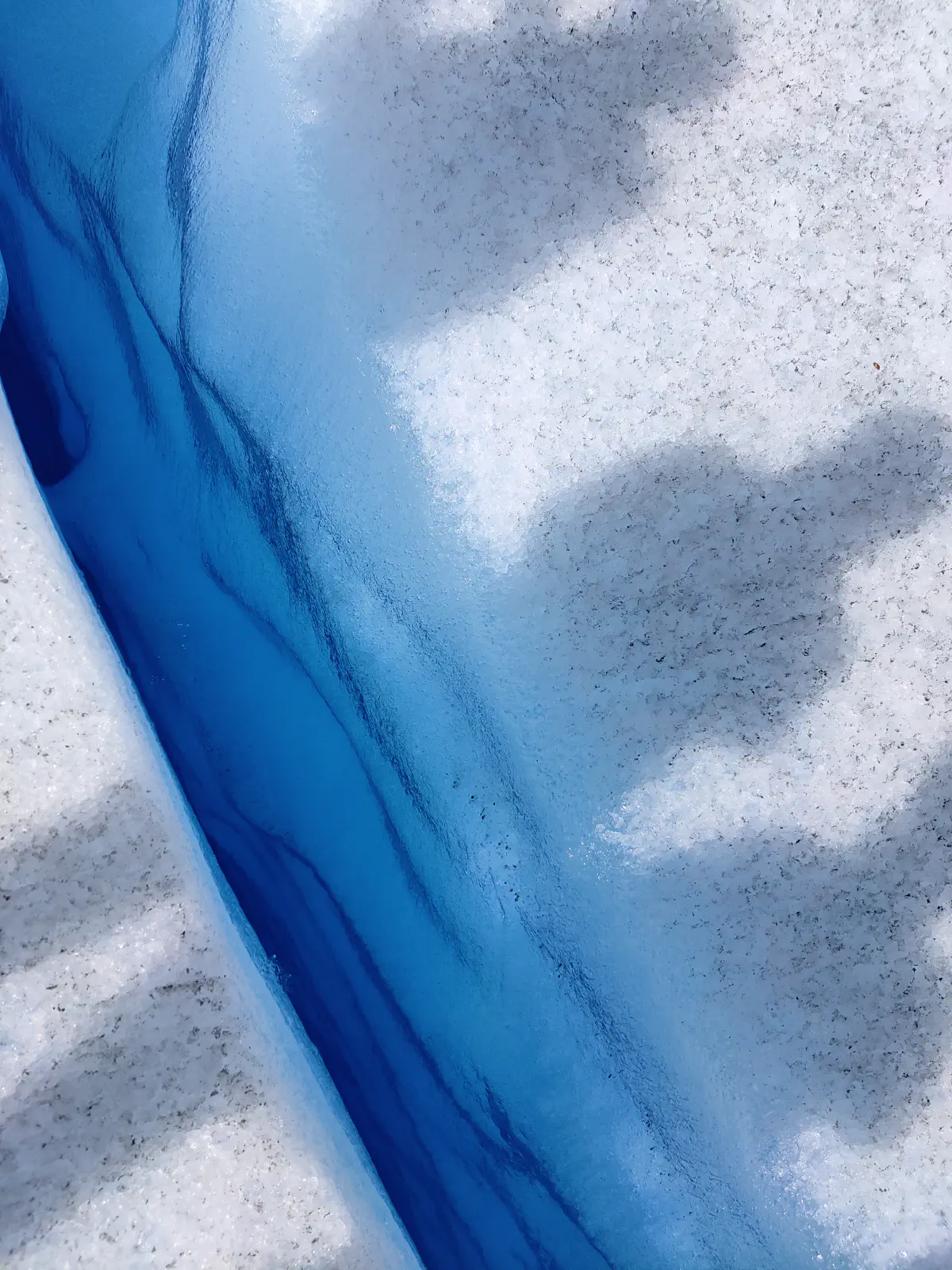 ペリトモレノ氷河の割れ目。真っ青な水