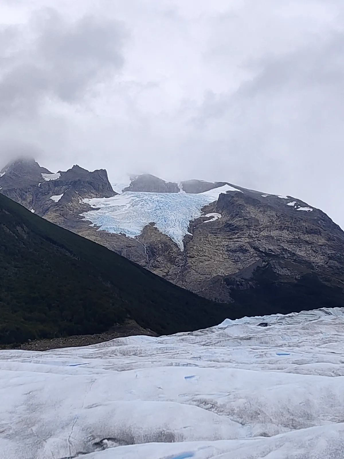 ペリトモレノ氷河上から見た背後の岩山中腹に広がる別の氷河
