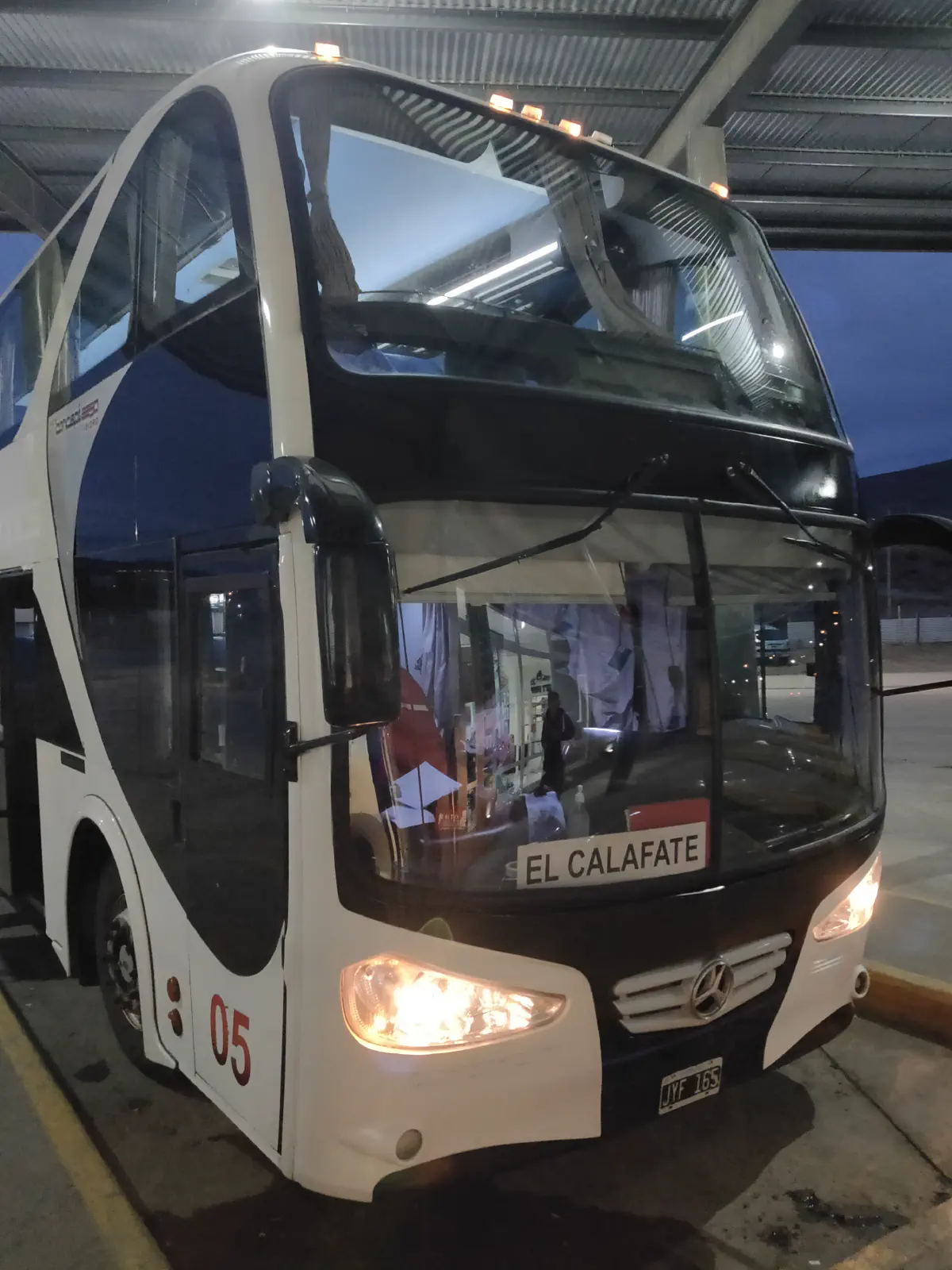 別の町からエルカラファテに到着したバス