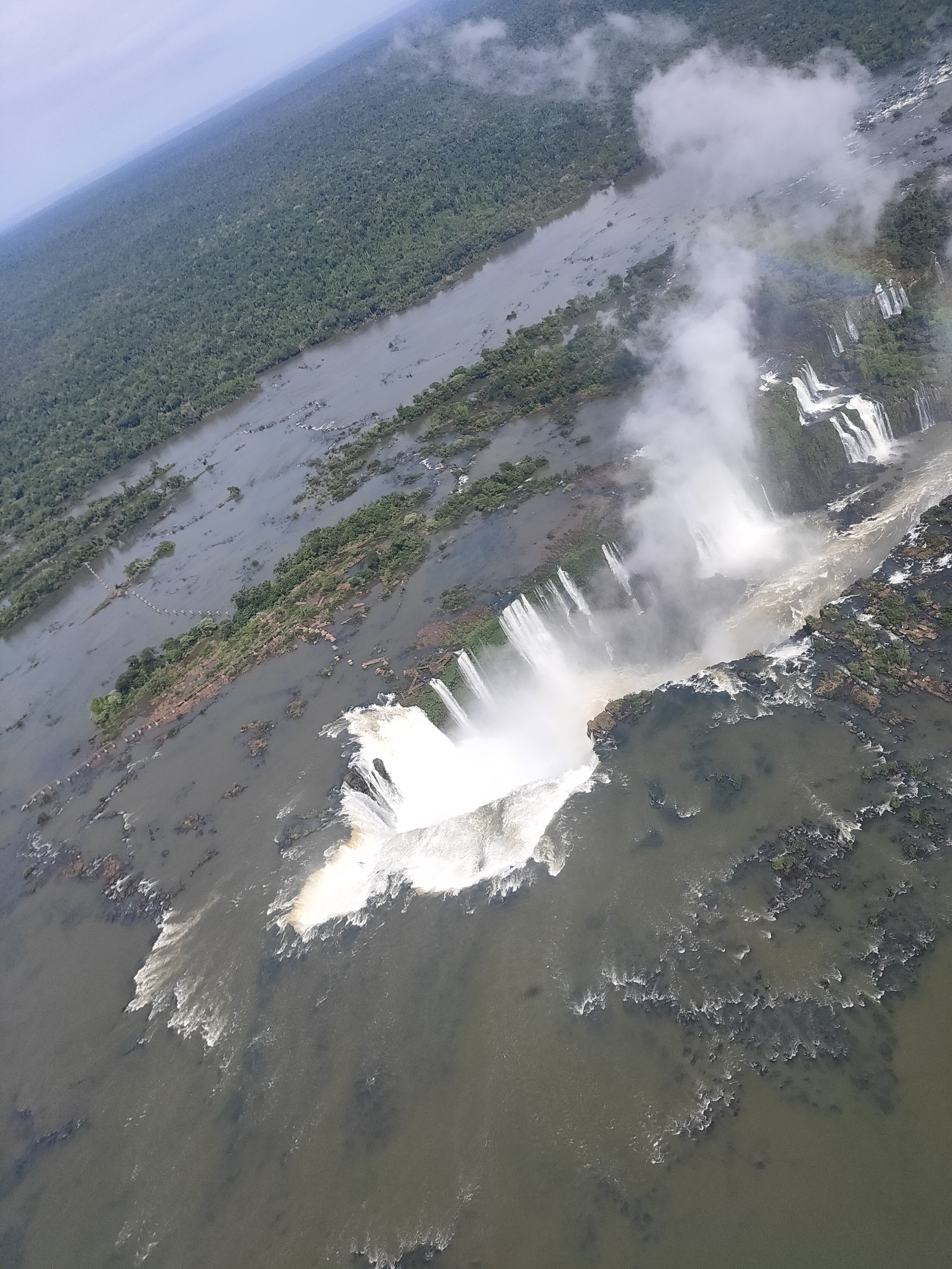 ヘリコプターから空撮したイグアスの滝の全景と熱帯雨林