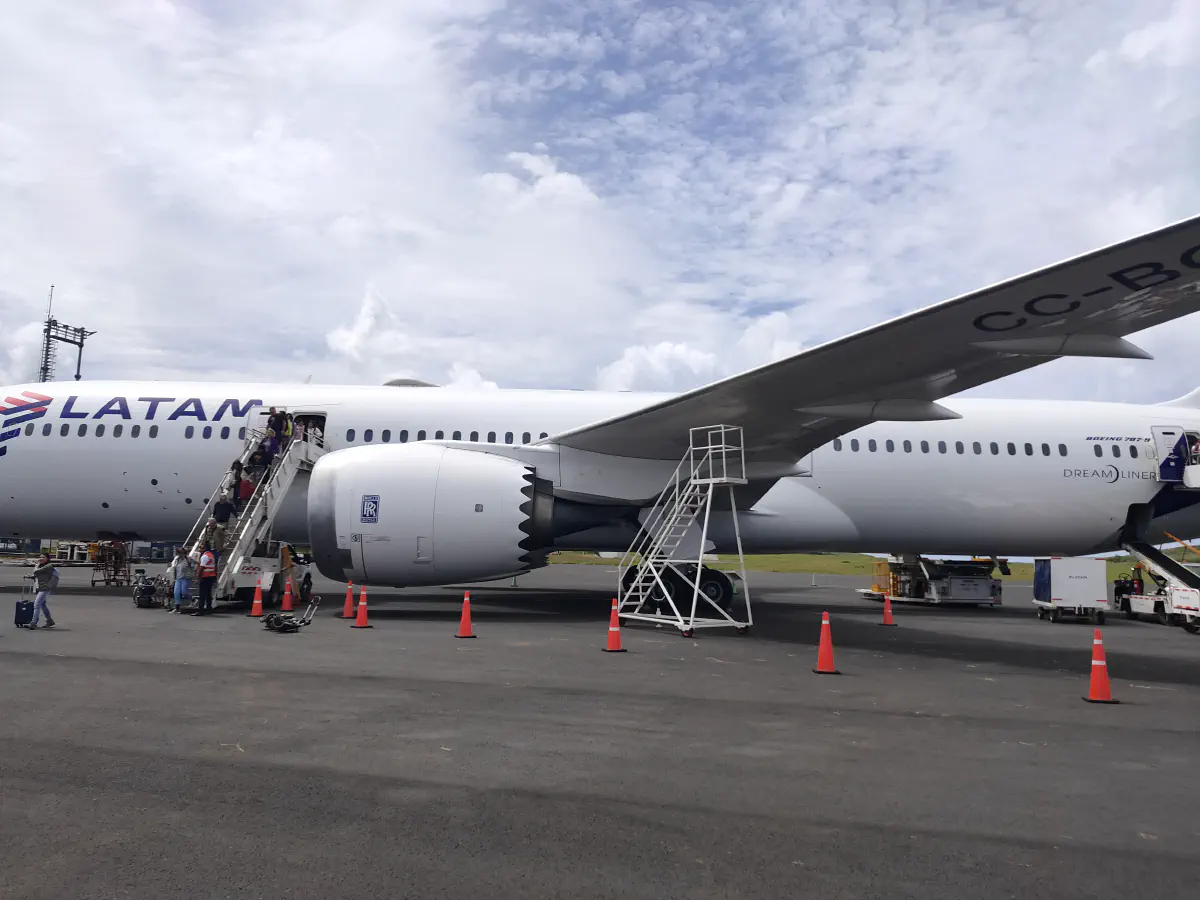 LATAMのボーイング787型機がイースター島の空港に駐機している
