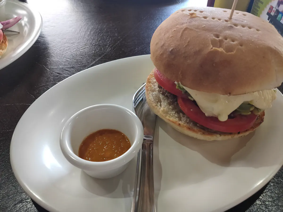 白い皿に盛られたバーガーとソースの小皿