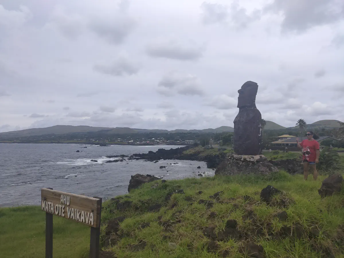 アフ・マタオテヴァイカヴァの案内板と海を背景に立つモアイ像