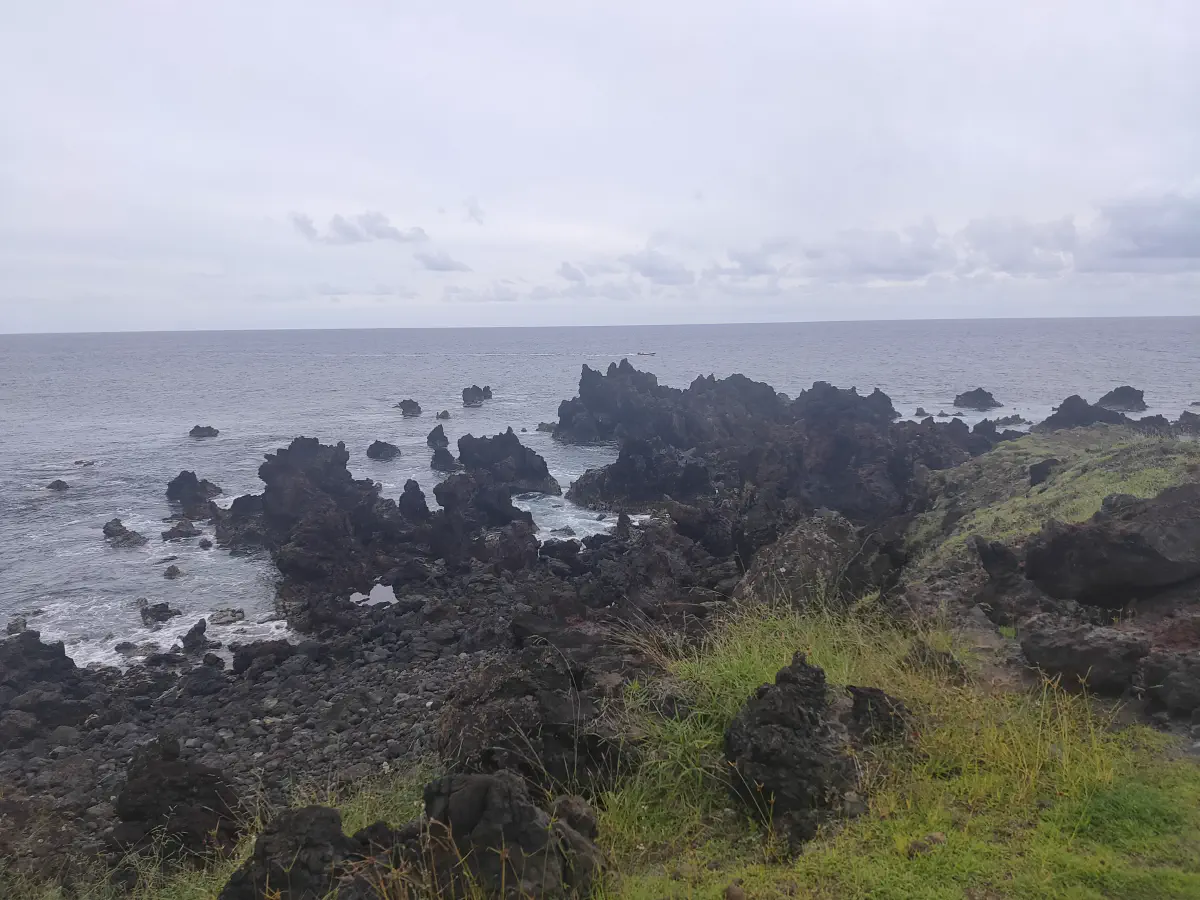 黒い溶岩岩礁が連なるイースター島の荒々しい海岸