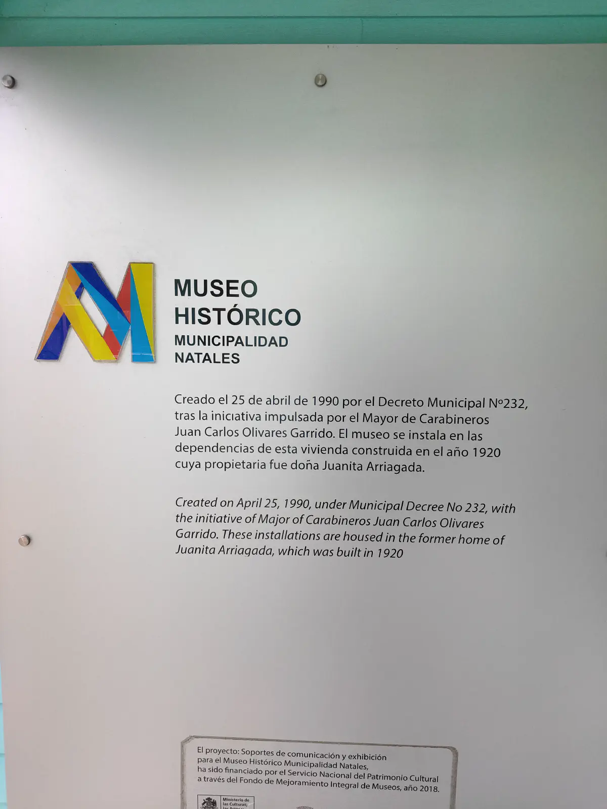 プエルト・ナタレス市立歴史博物館（Museo Histórico Municipalidad Natales）の入口解説板