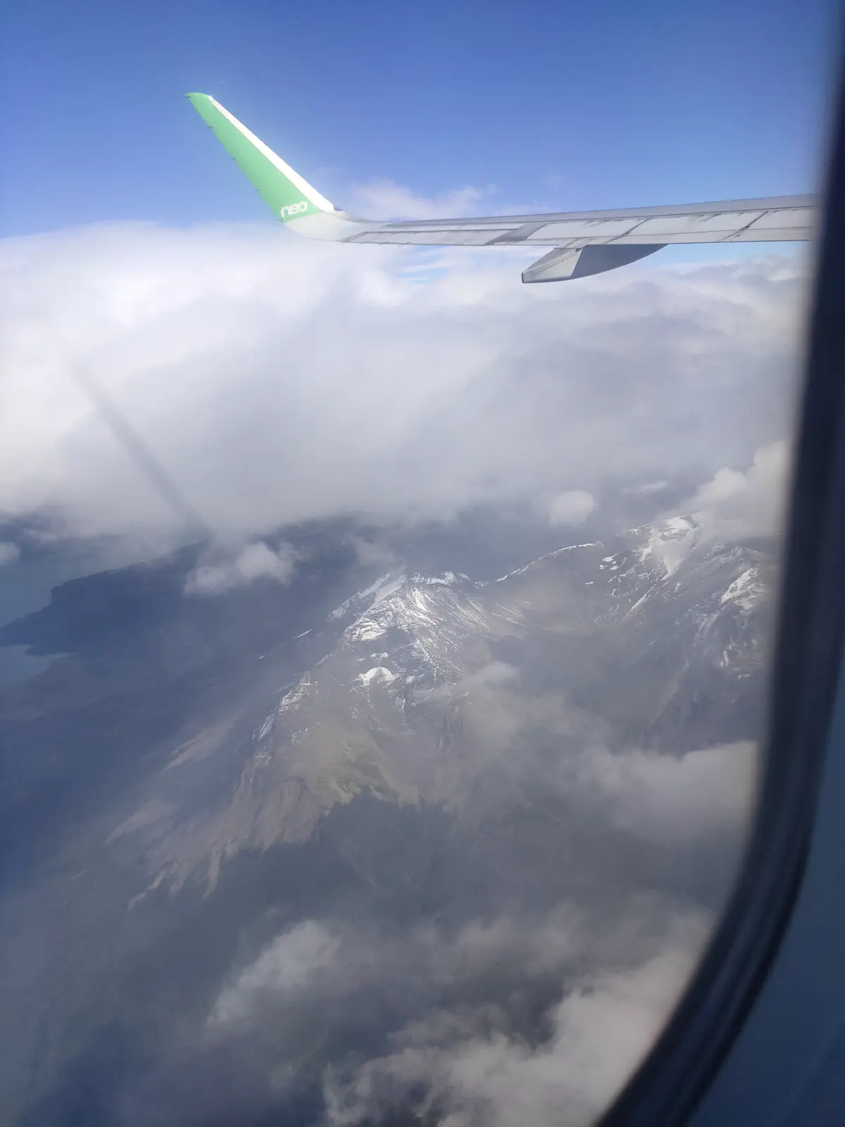 機窓から見える雪をかぶったアンデス山脈