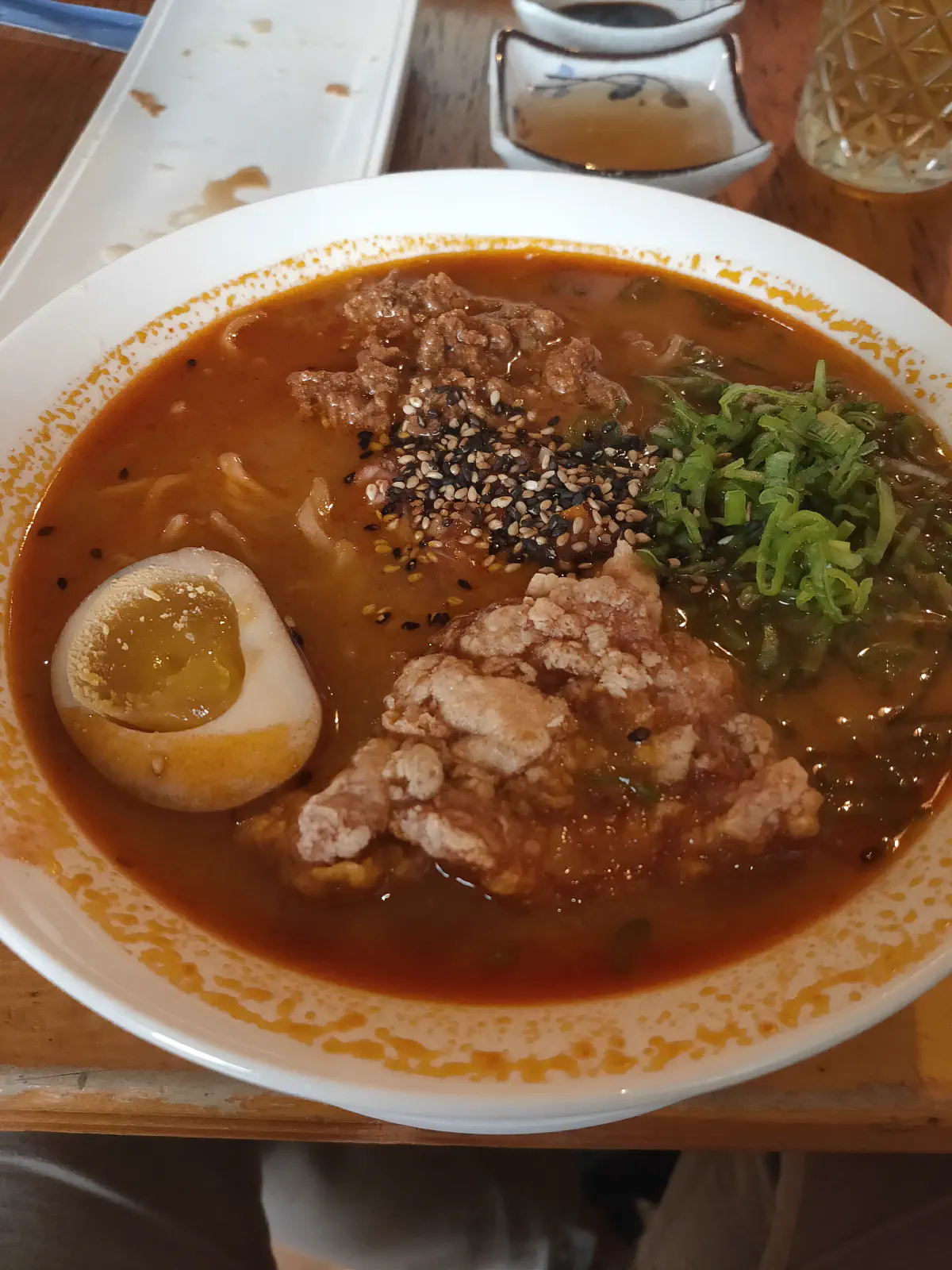 赤いスープに角煮・味玉・ネギ・ゴマをトッピングしたサンティアゴのラーメン