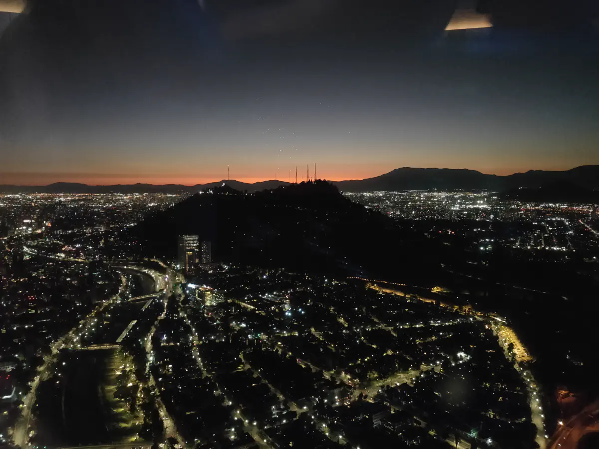 夕暮れ後のサンティアゴ夜景と丘