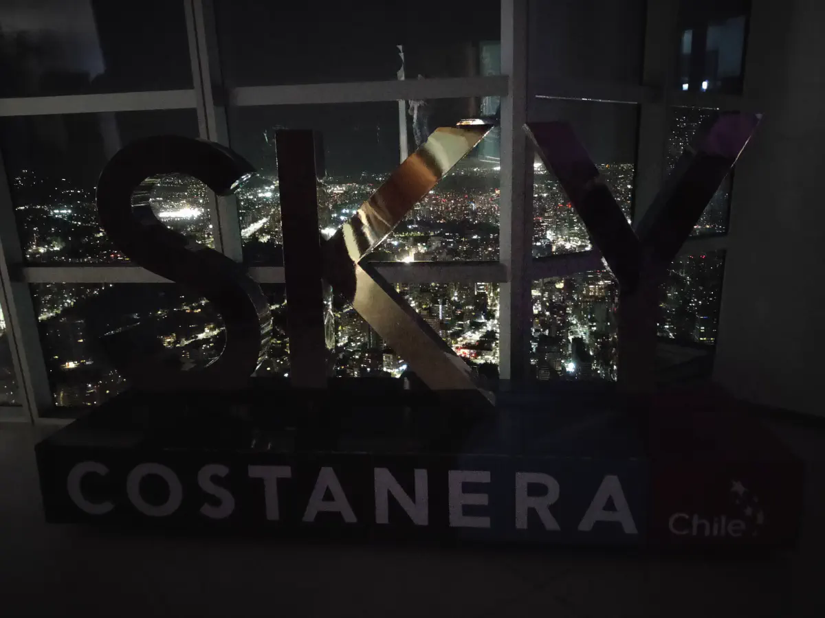 SKY COSTANERAのロゴオブジェと背後に広がる夜景