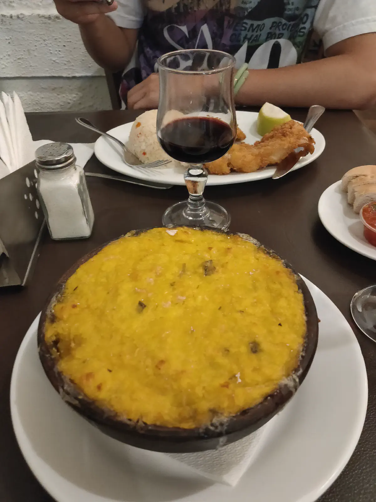 チリ料理パステル・デ・チョクロと揚げ物、赤ワイン