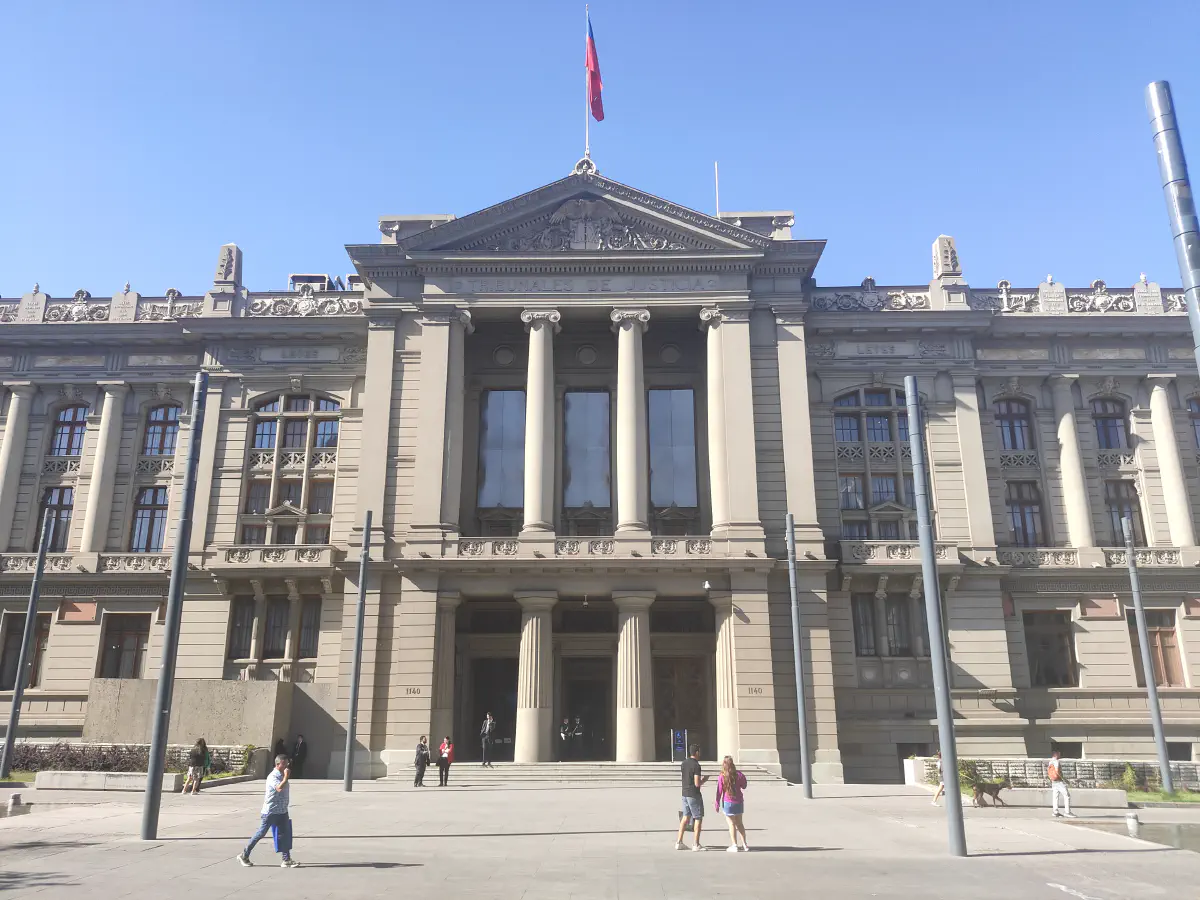 チリ国旗を掲げた重厚な新古典主義建築の建物の正面外観