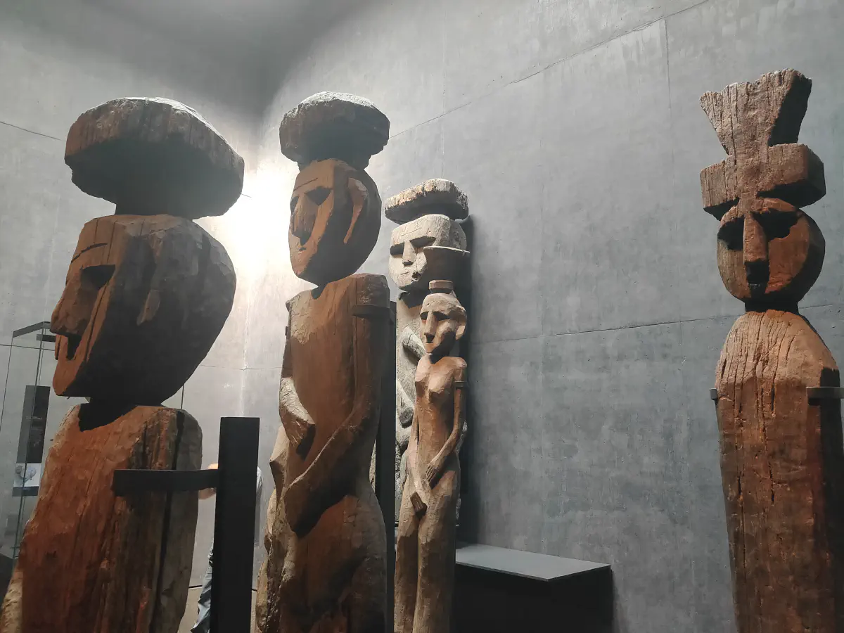 博物館の展示室に立ち並ぶ木製の巨大人形像。マプーチェのチェムアメン（神霊柱）と思われる