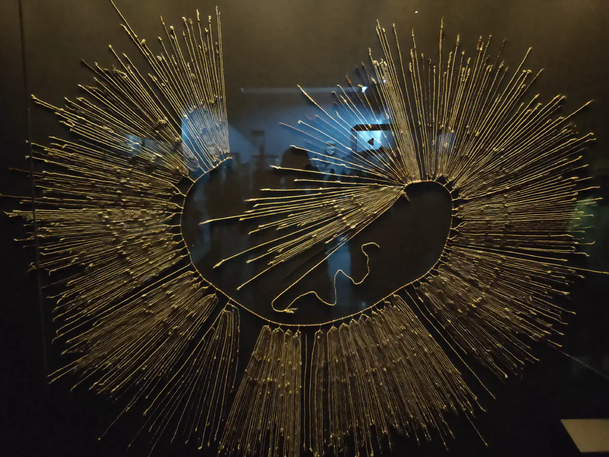 放射状に広がる金色の紐が連なるインカの記録媒体キープ（quipu）の展示